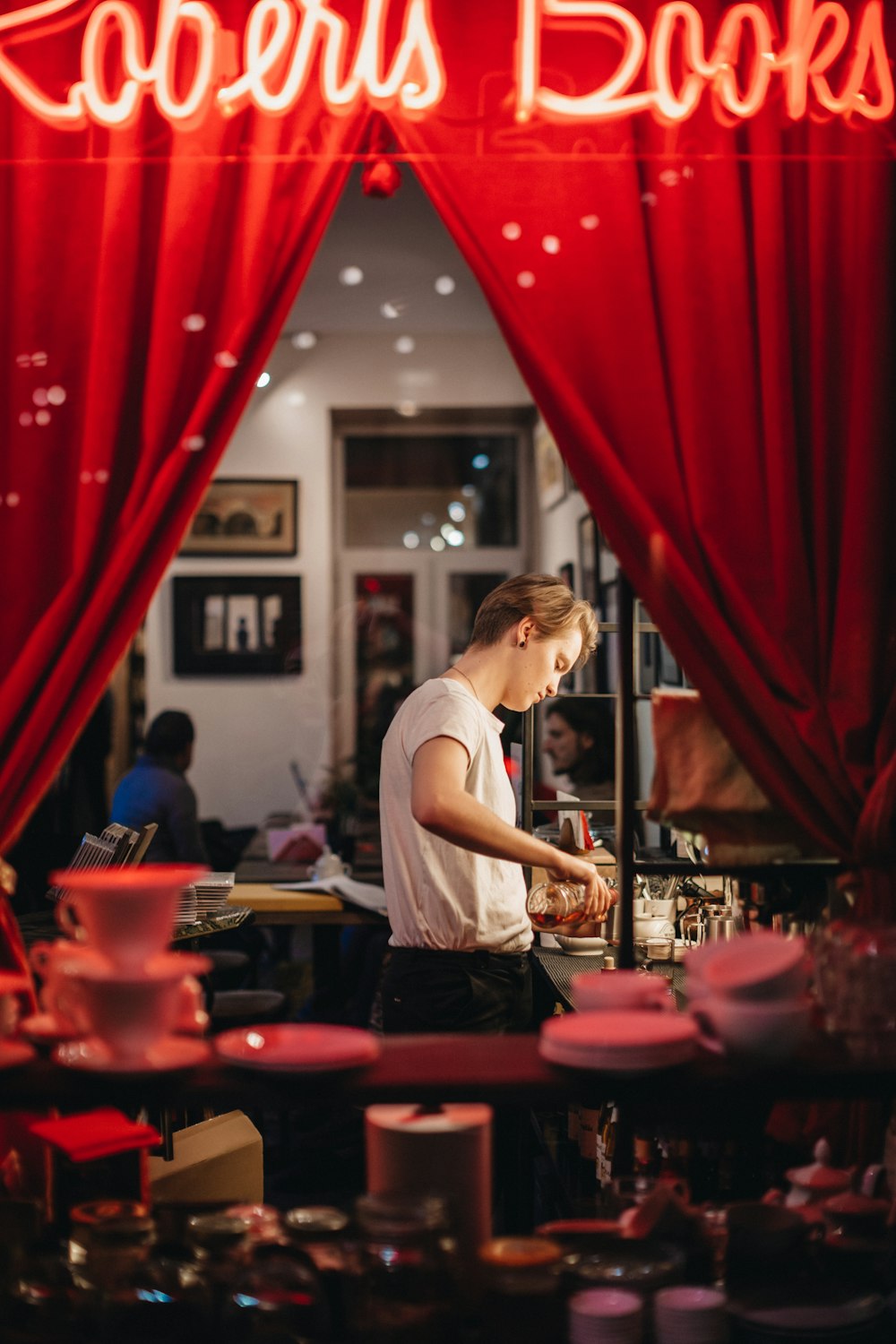 Frau steht neben schwarzem Tisch