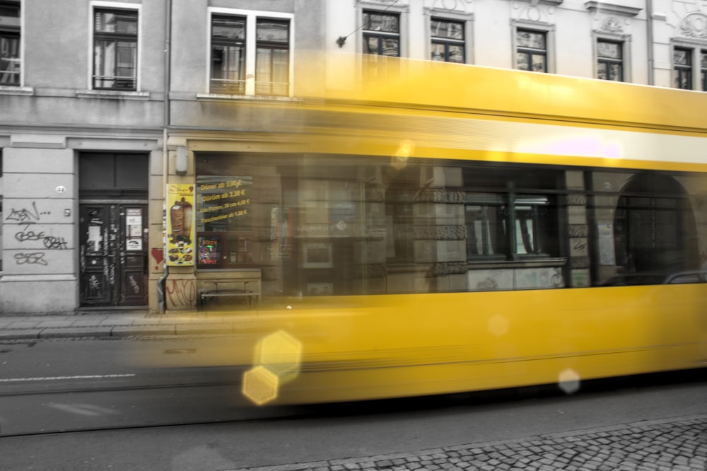 도로에서 노란 버스의 타임랩스 사진