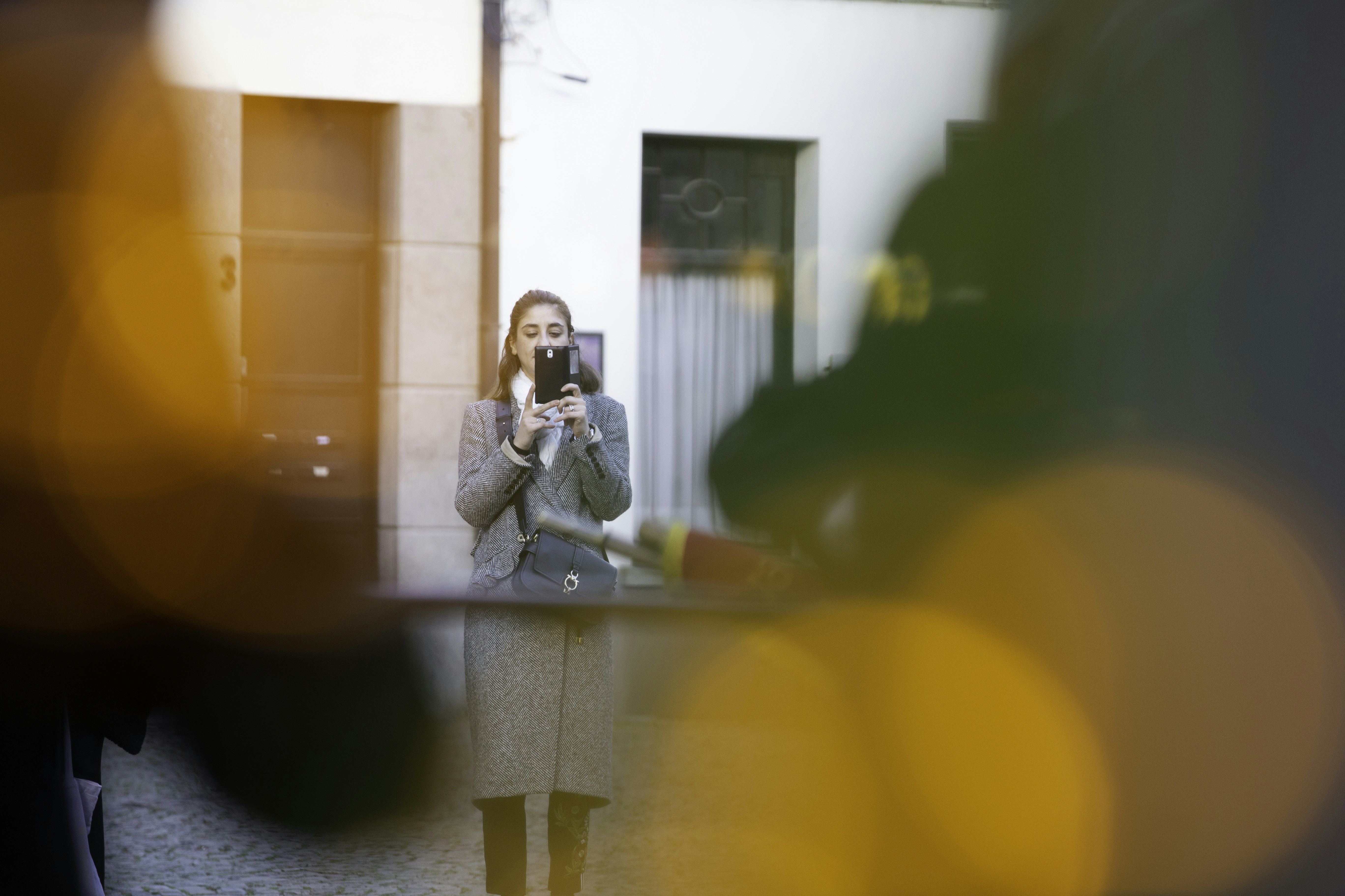 Девушки не замечают камеру. Девушки не замечают камеру. Девушки не замечают камеру. Камера в магазине. Отражение девушки в зеркале.