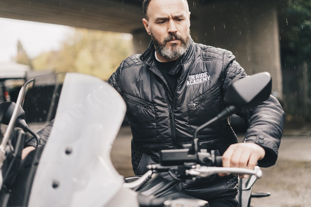 Passeio de homem em motocicleta durante o dia