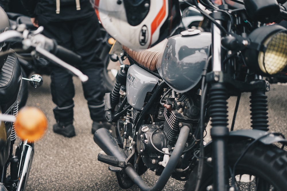 회색과 갈색 표준 오토바이