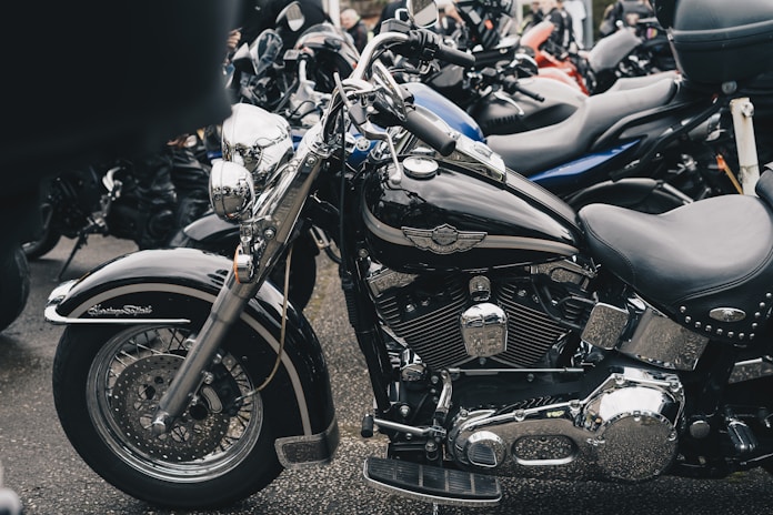 black cruiser motorcycle close-up photography