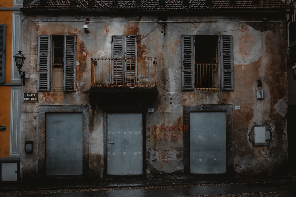 maison en béton brun, noir et gris