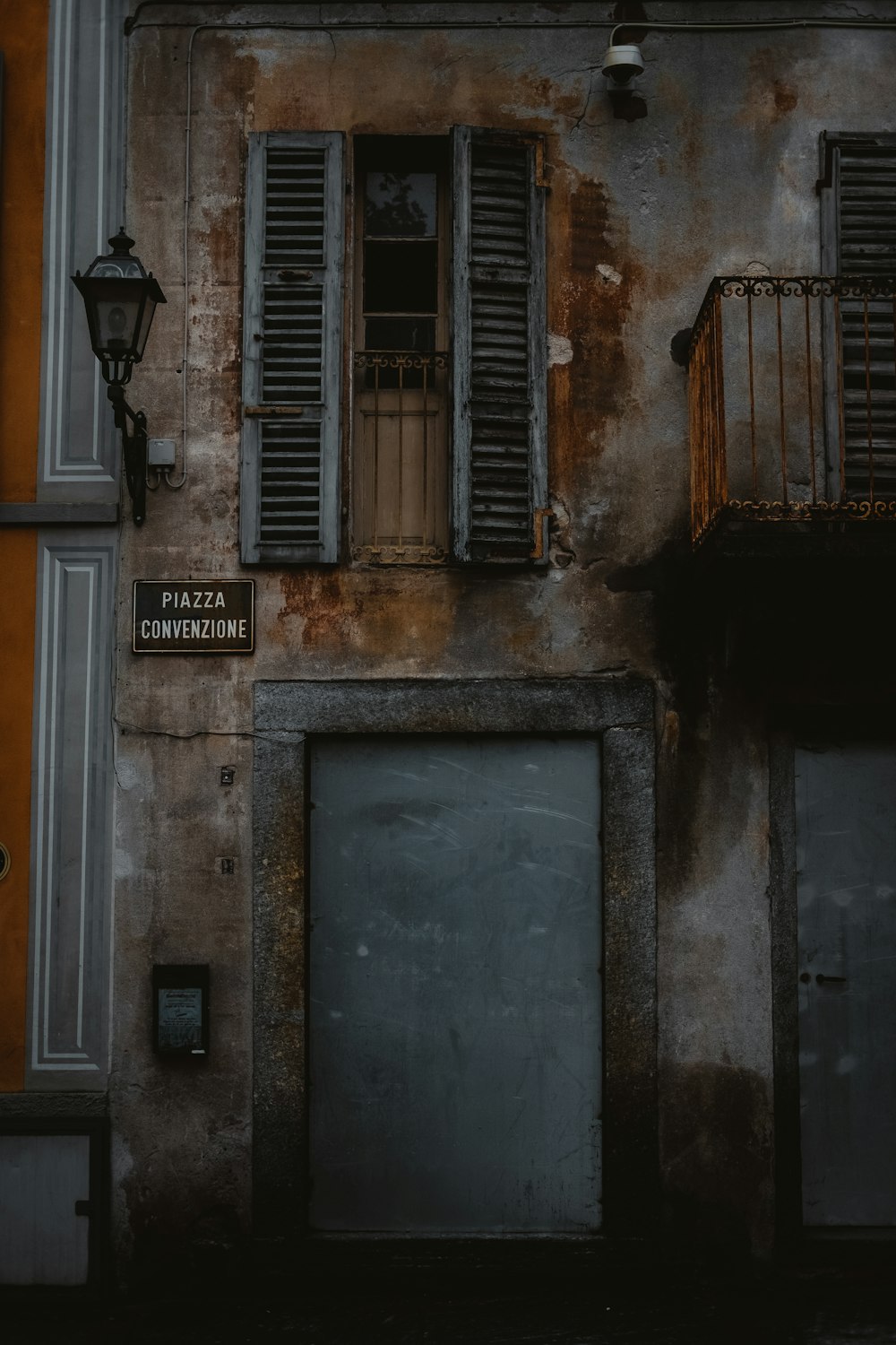 Puerta y ventana cerradas en el edificio