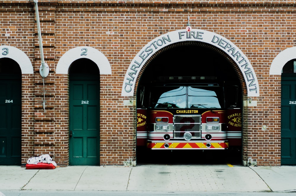 Camion de pompiers rouge sous le bâtiment