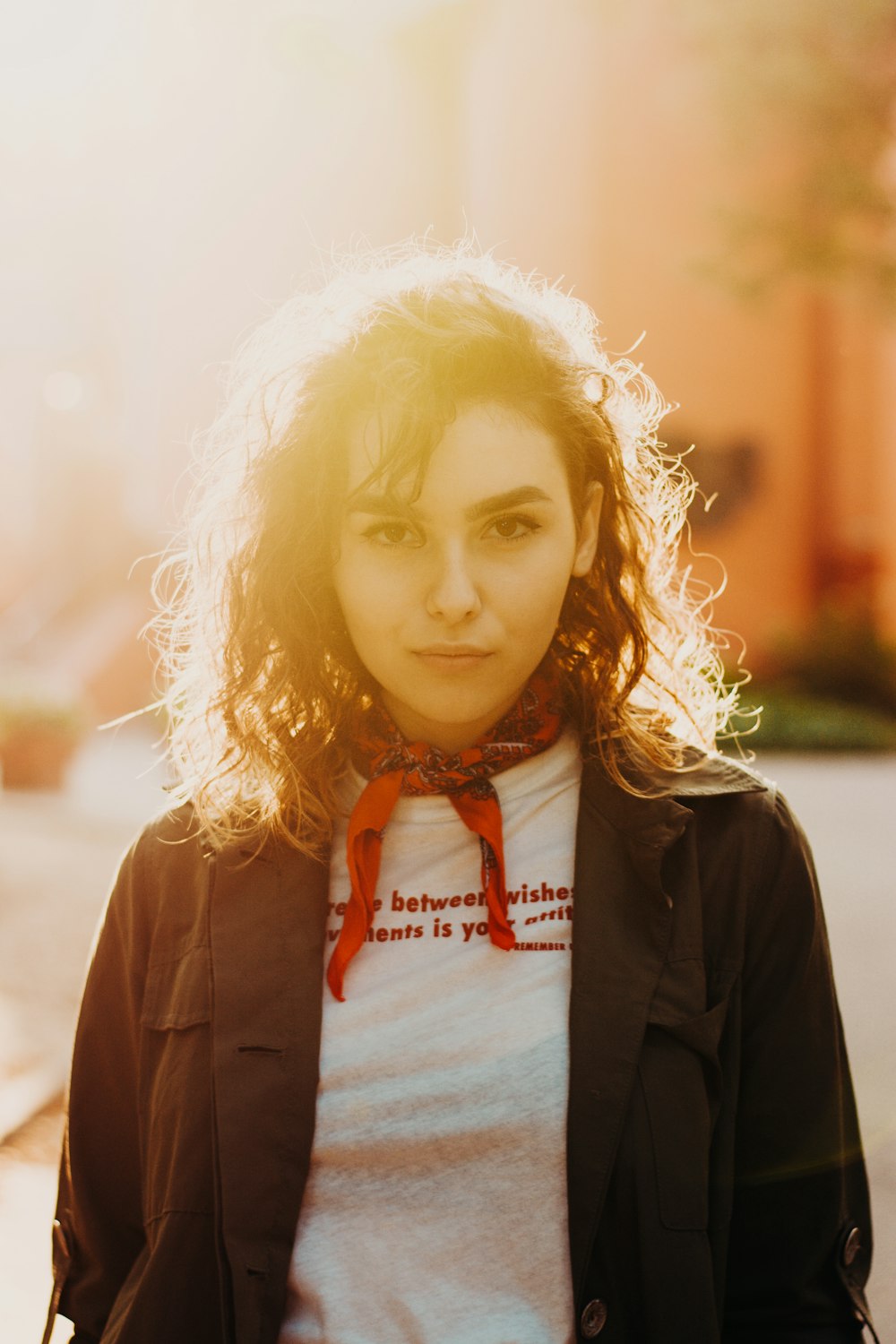 Femme portant une veste noire et une chemise blanche à col rond dans la photographie de l’heure dorée