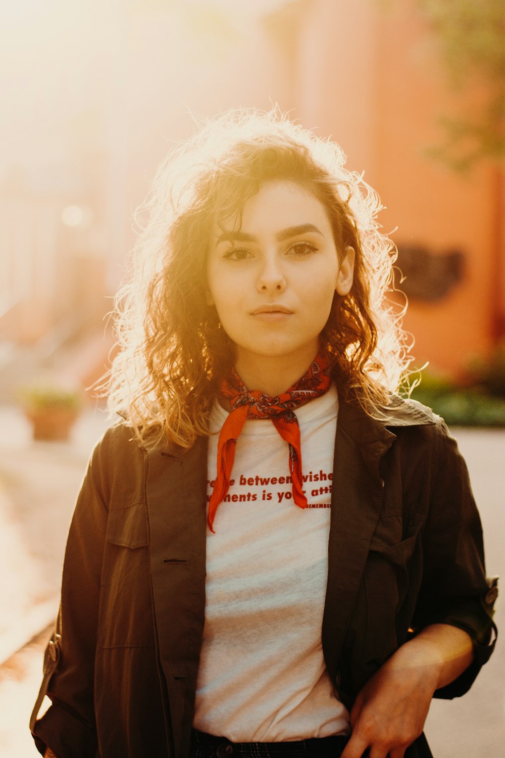 femme portant une écharpe rouge et une veste noire