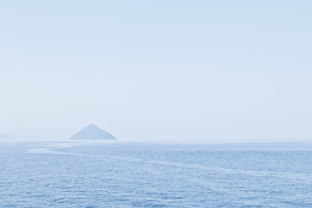 Cuerpo de agua con vistas a la isla durante el día