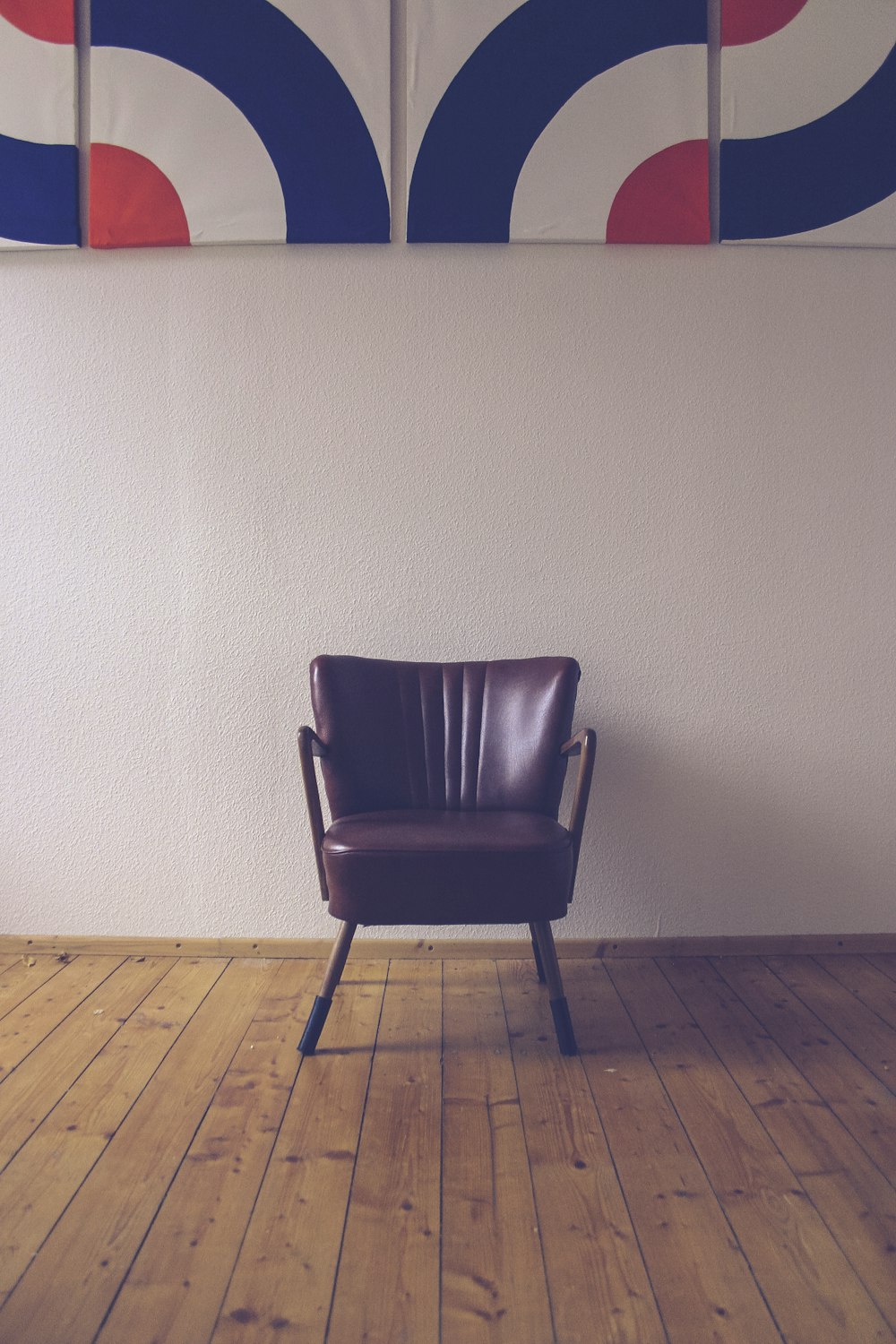 壁近くの茶色の革張りの椅子