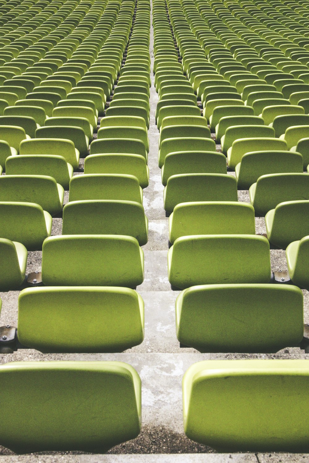 lot de chaises de terrain de sport vert pendant la journée