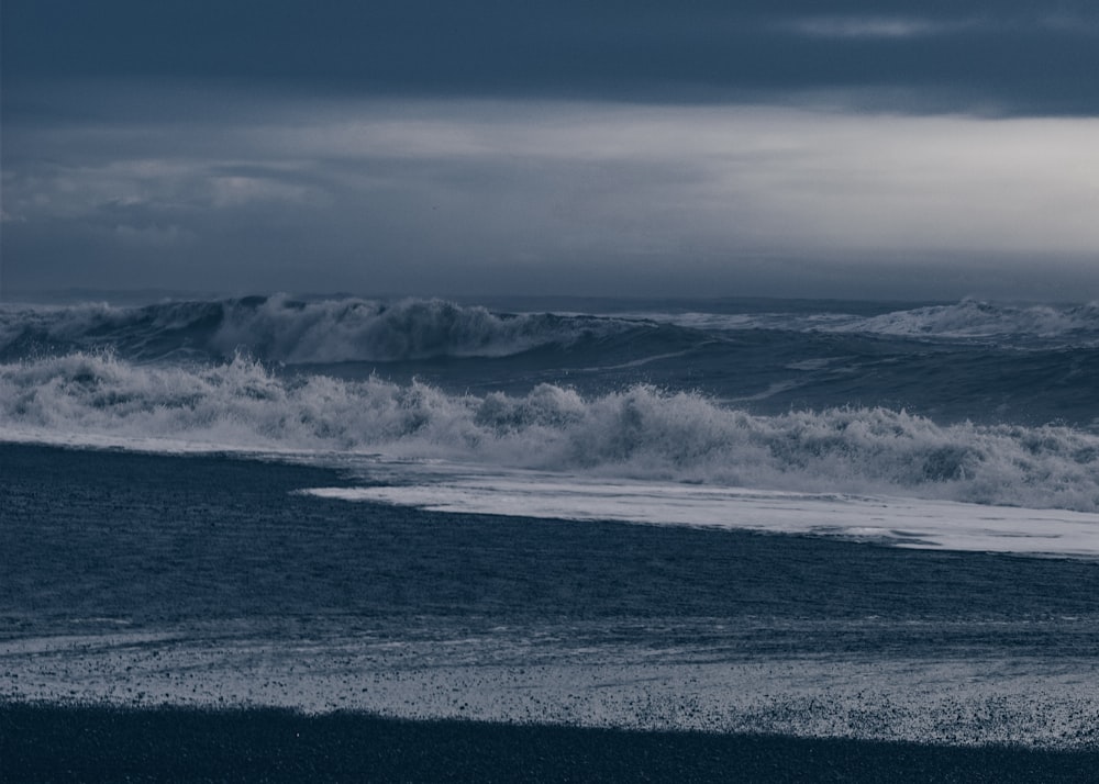 Photographie de paysage de raz-de-marée