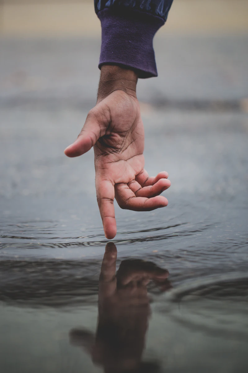 Una mano toca suavemente el agua