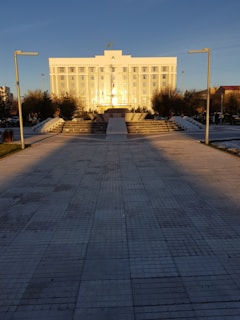 Exterior view of the Neuraluz center building on a sunny day.