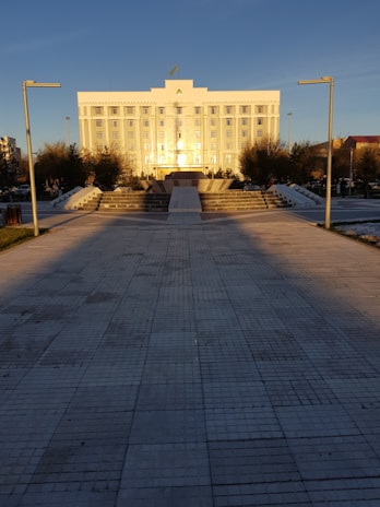 A warm, inviting photo of the Nova Acropole Campinas building entrance on a sunny day
