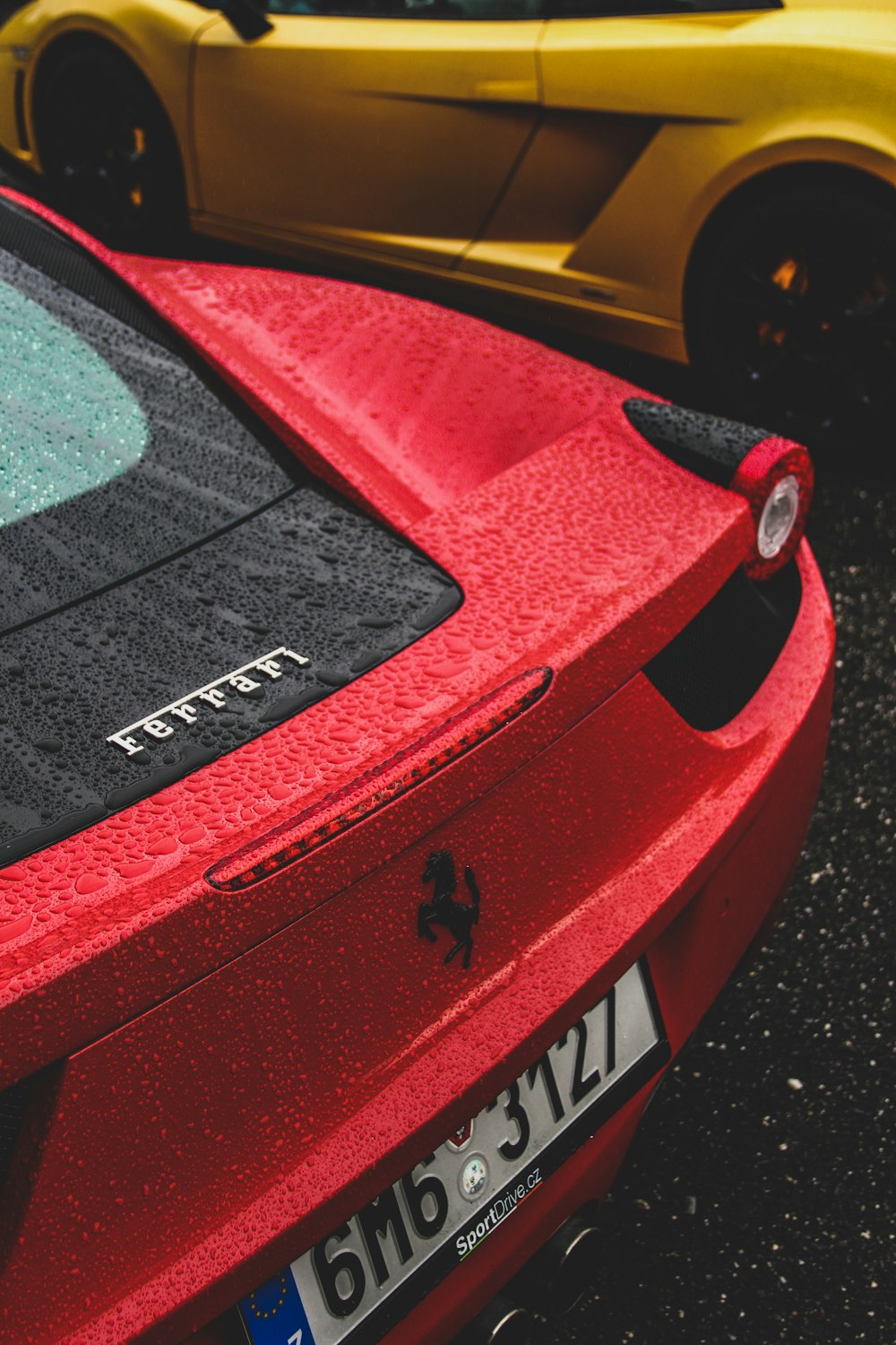 赤いフェラーリのスポーツカー、ナンバープレート6M63127