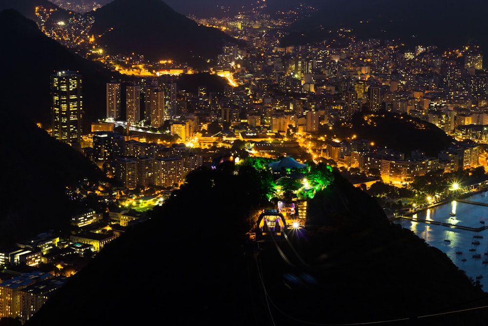 Fotografía de gran angular de edificios y montañas durante la noche
