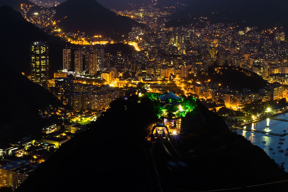 Fotografia ad alto angolo di edifici e montagne durante la notte