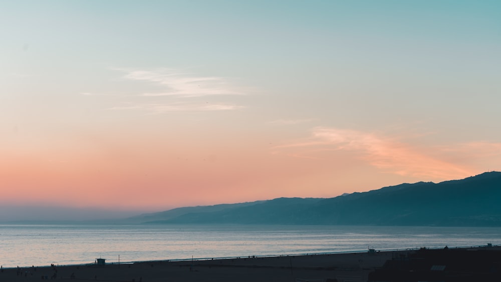 Playa bajo el cielo azul