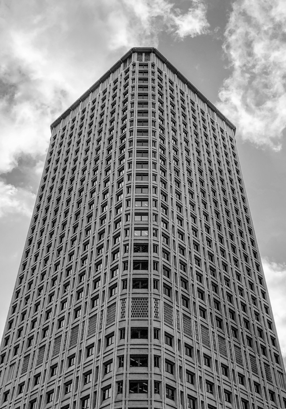 고층 건물의 그레이스케일 사진