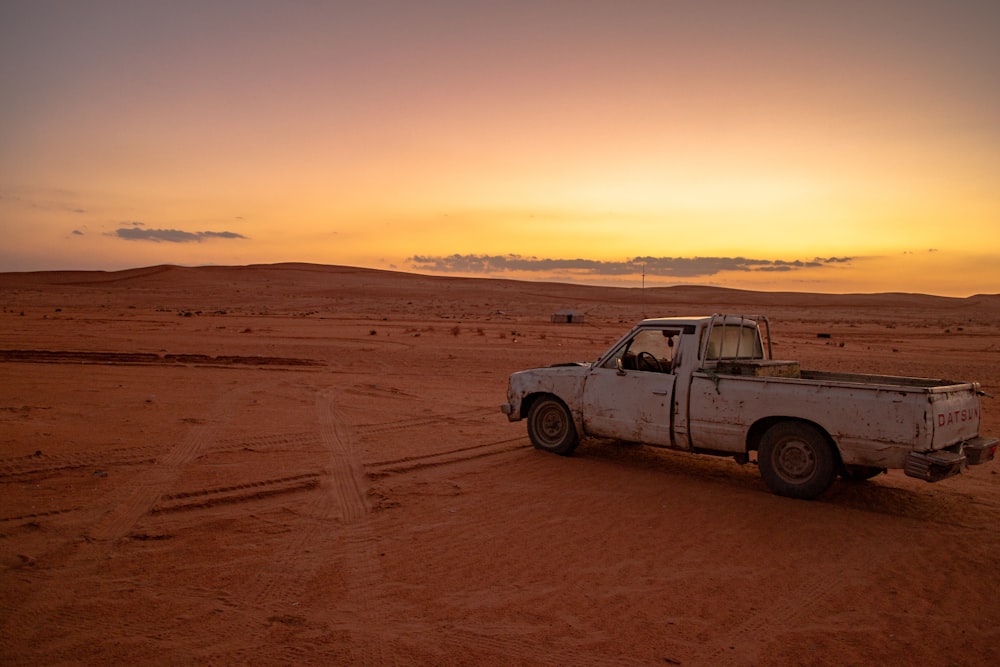 Weißer Pickup in der Wüste