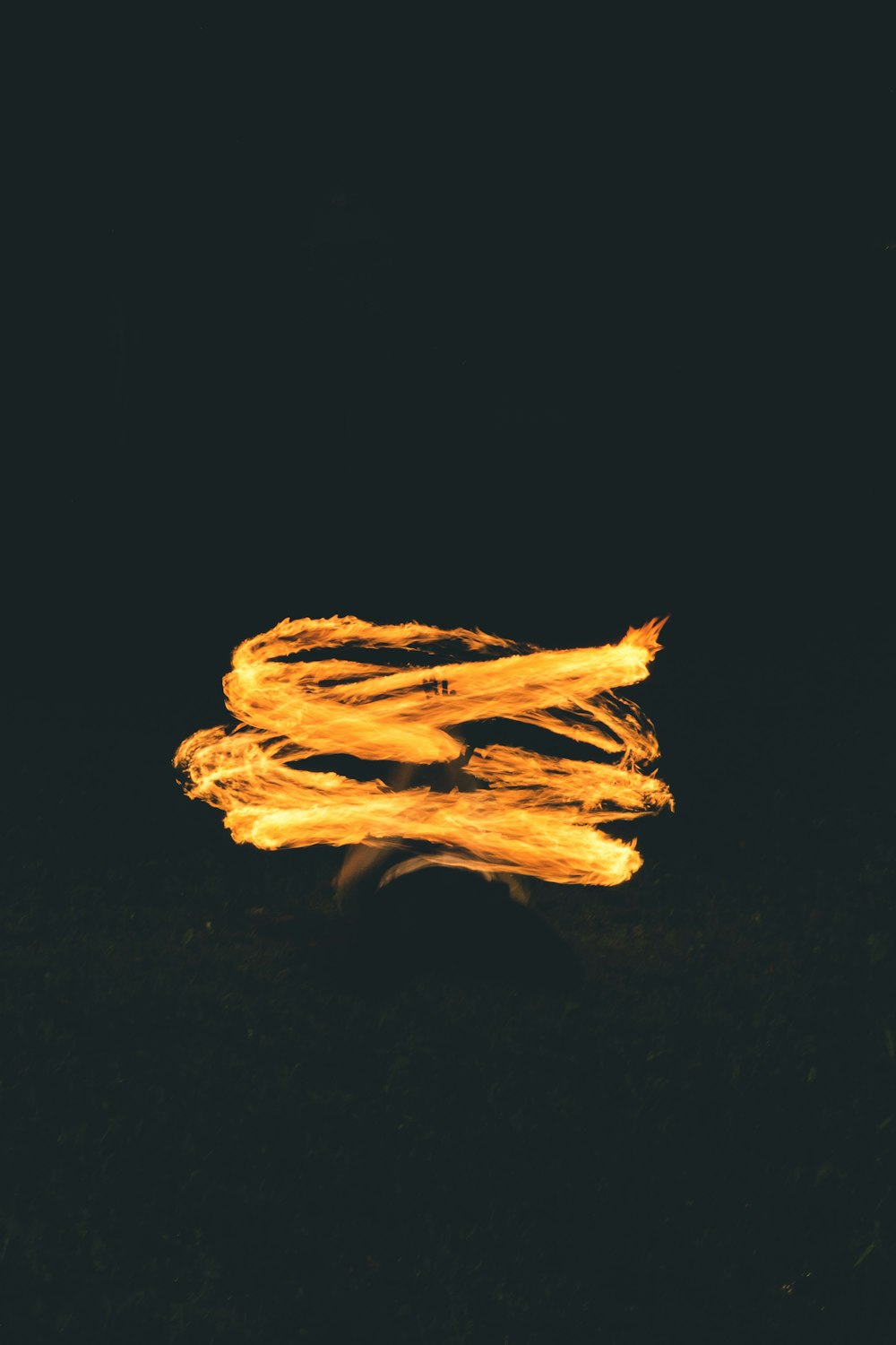 ein verschwommenes Foto eines Feuers mit schwarzem Hintergrund
