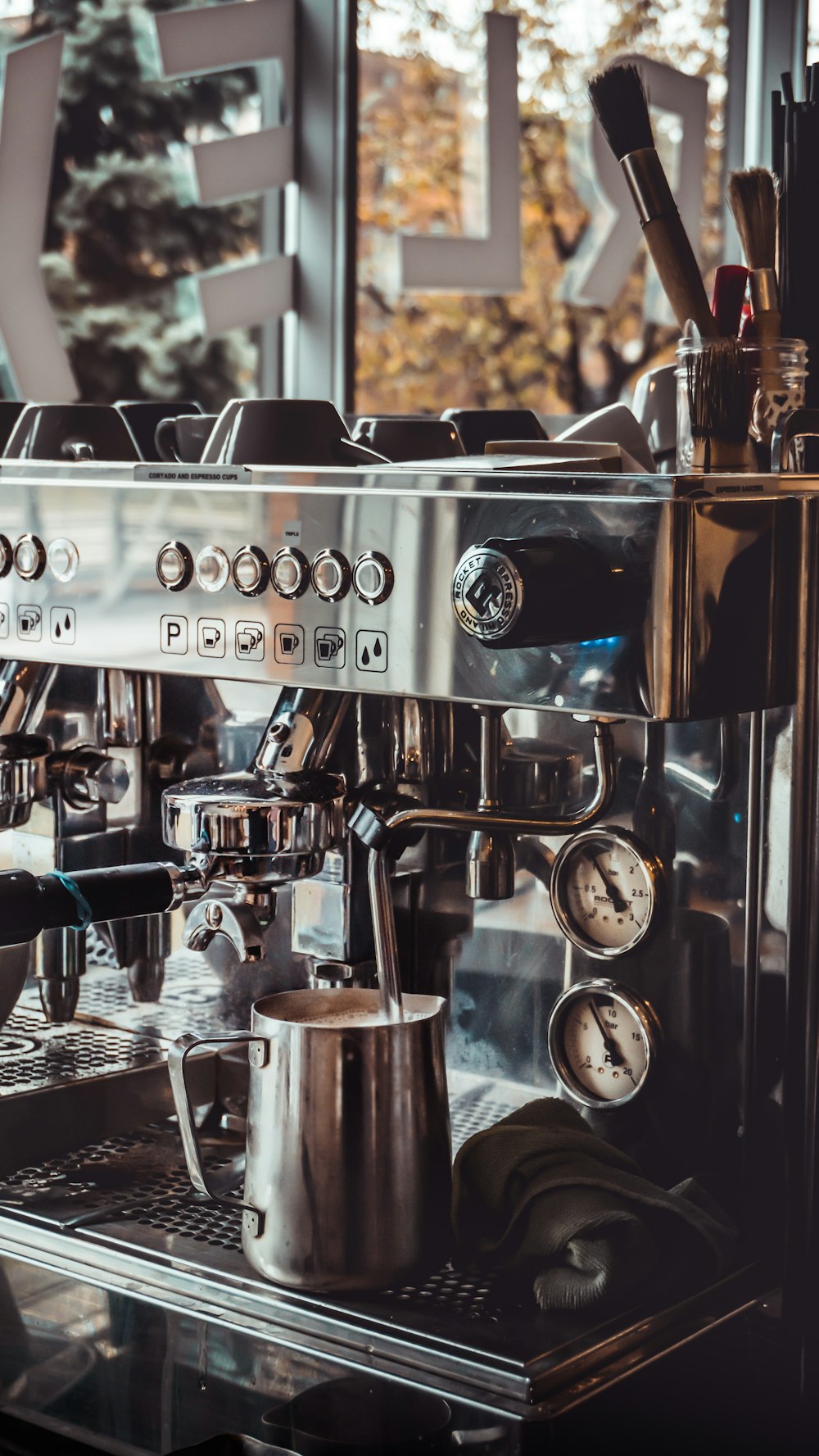 Kaffeemaschine aus silbernem Edelstahl