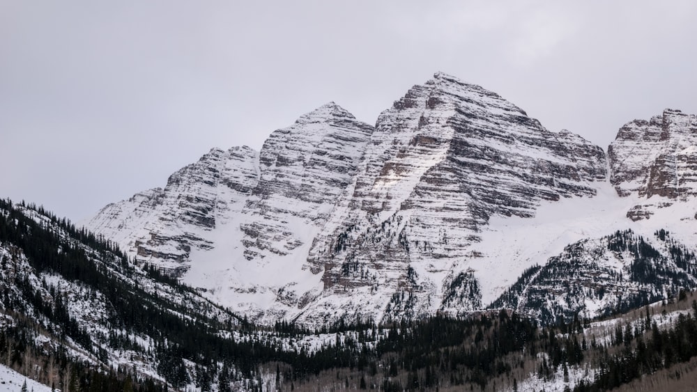 montanha coberta de neve