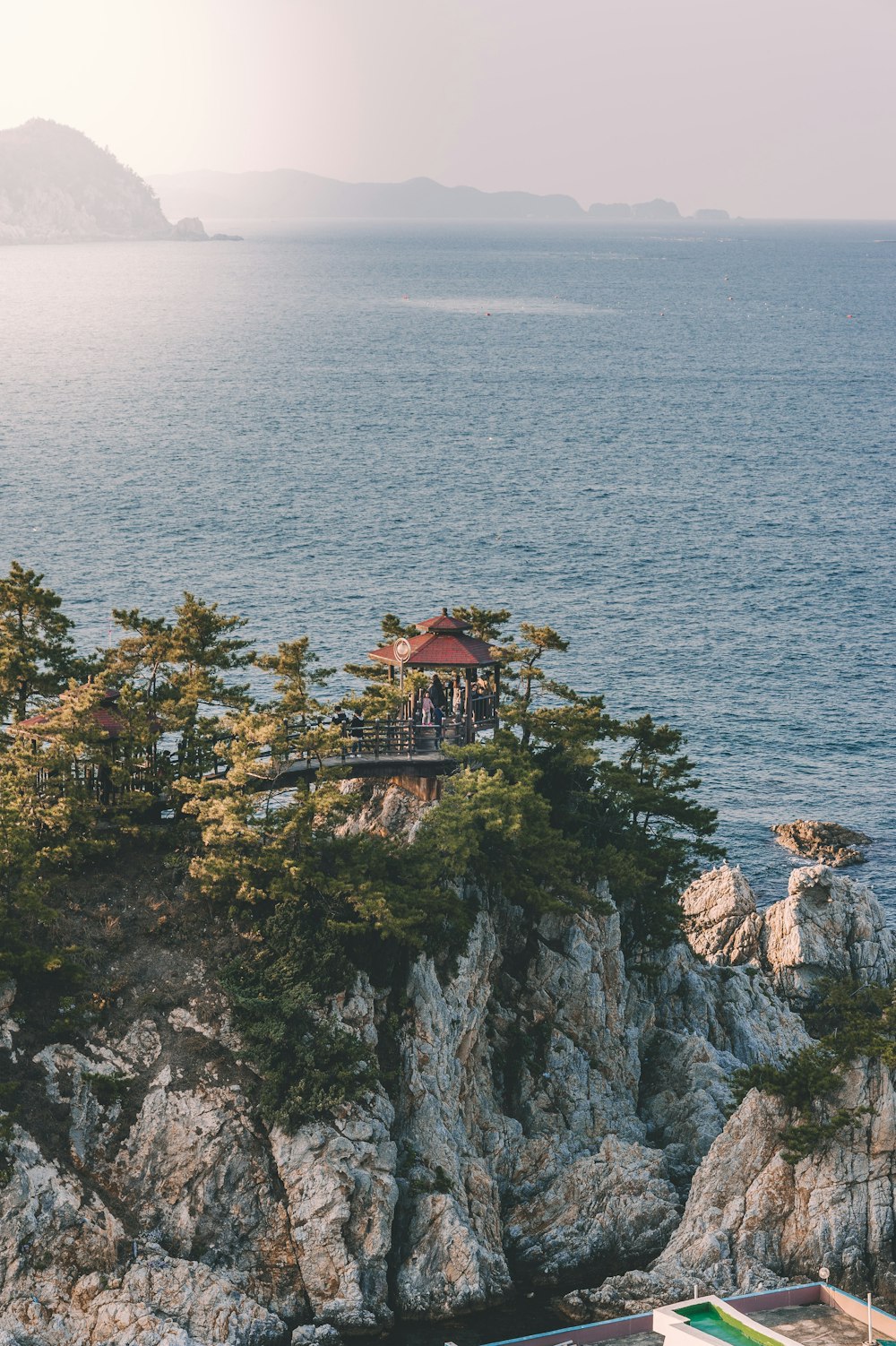 낮에 수역 근처의 키오스크