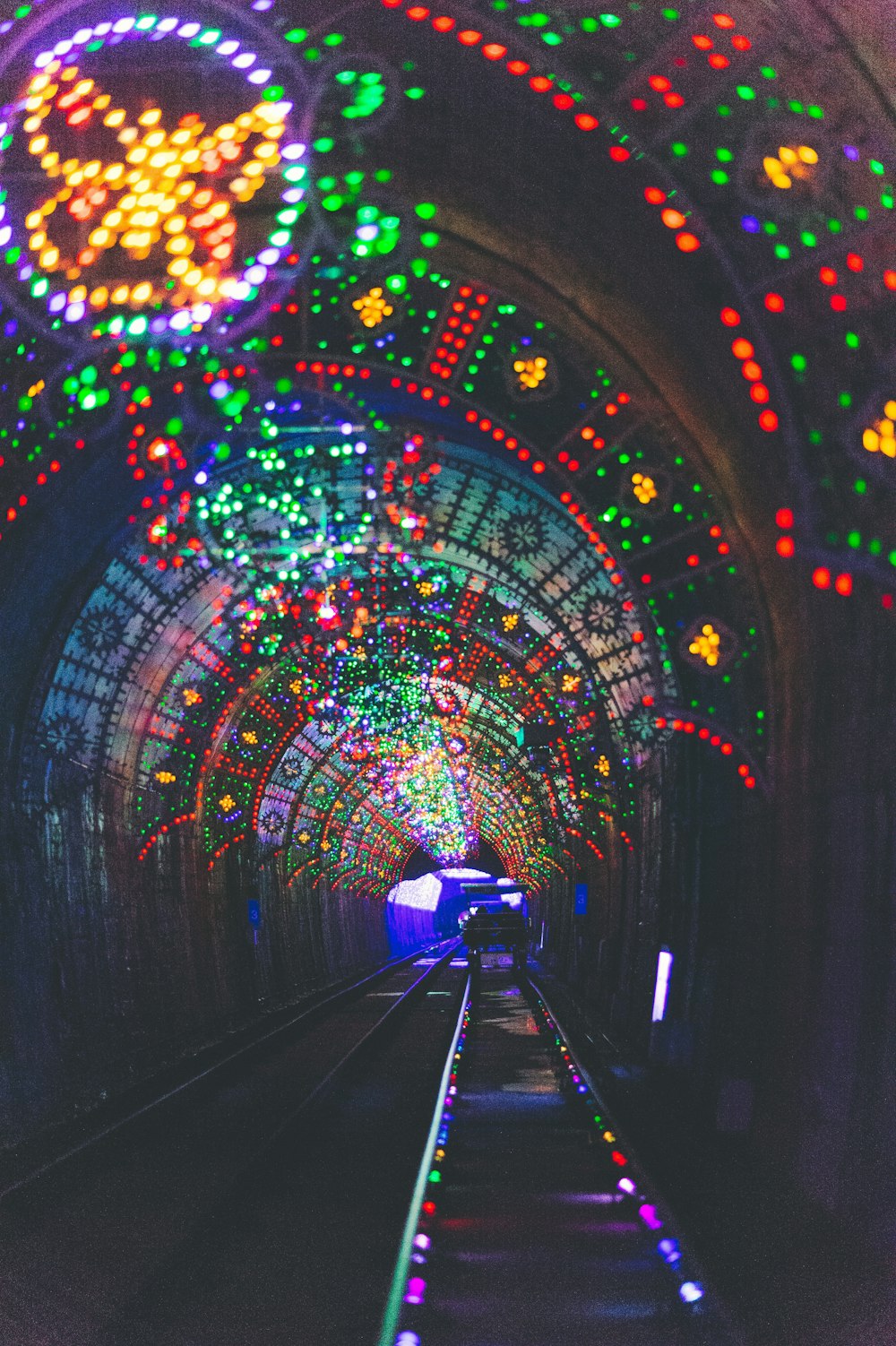 tren ferroviario rodeado de guirnaldas de luces