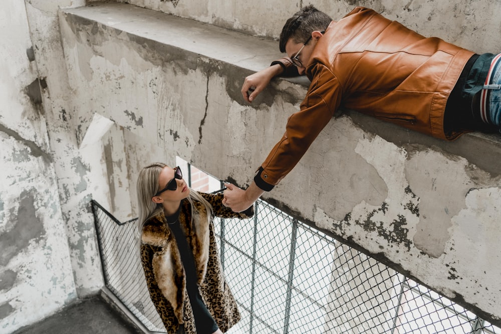 uomo che tiene la mano alla donna