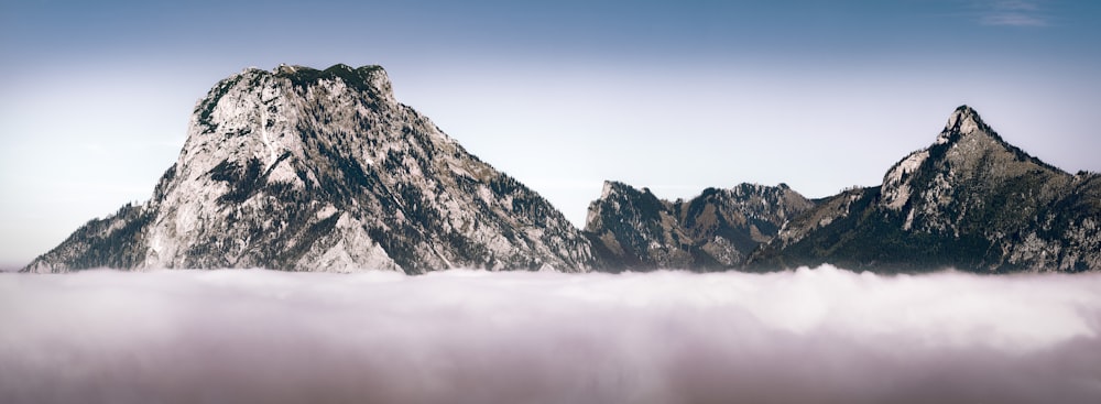 catena montuosa innevata durante il giorno