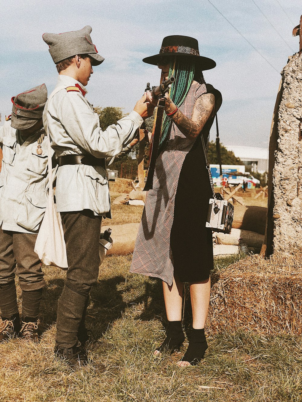 Hombre sosteniendo un rifle