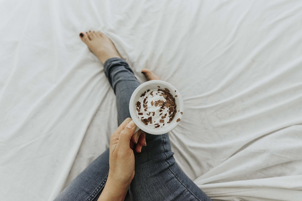 Taza blanca con crema