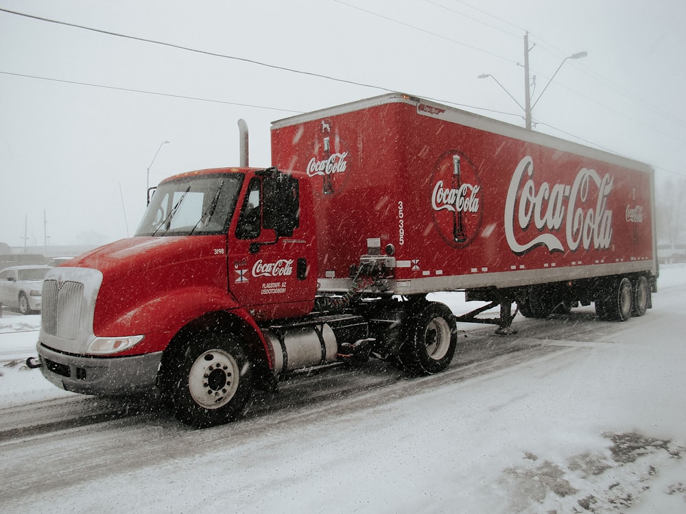 Camión rojo de Coca-Cola en la carretera