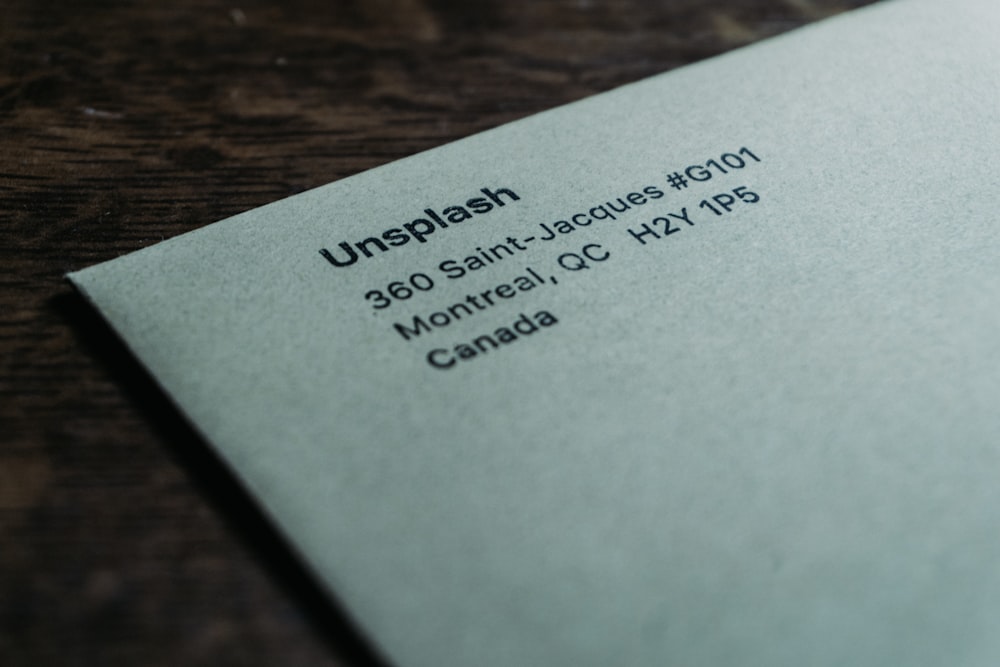 Lettre postale Unsplash blanche