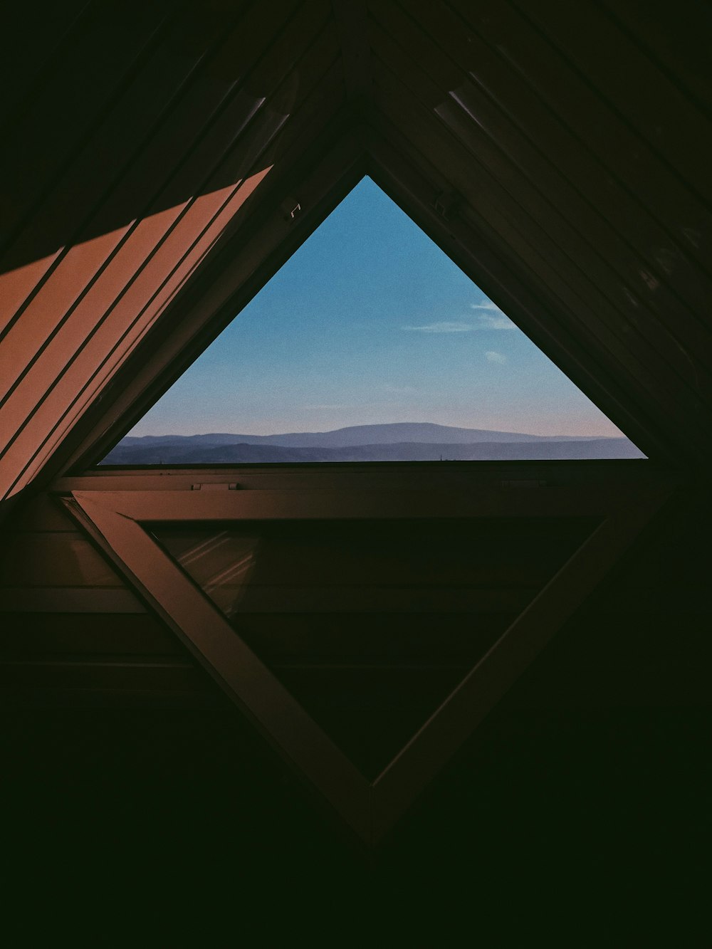 dreieckiges braunes Fenster