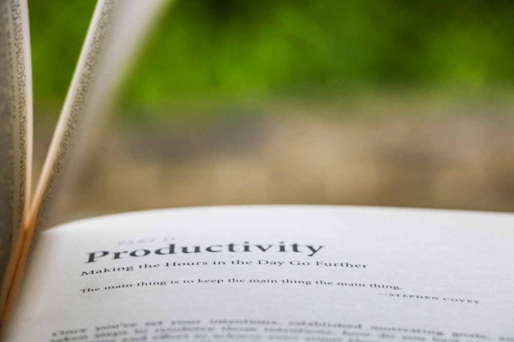 photographie de mise au point sélective du livre imprimé de productivité