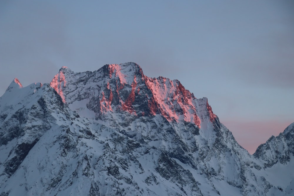 Montagnes enneigées pendant l’heure dorée