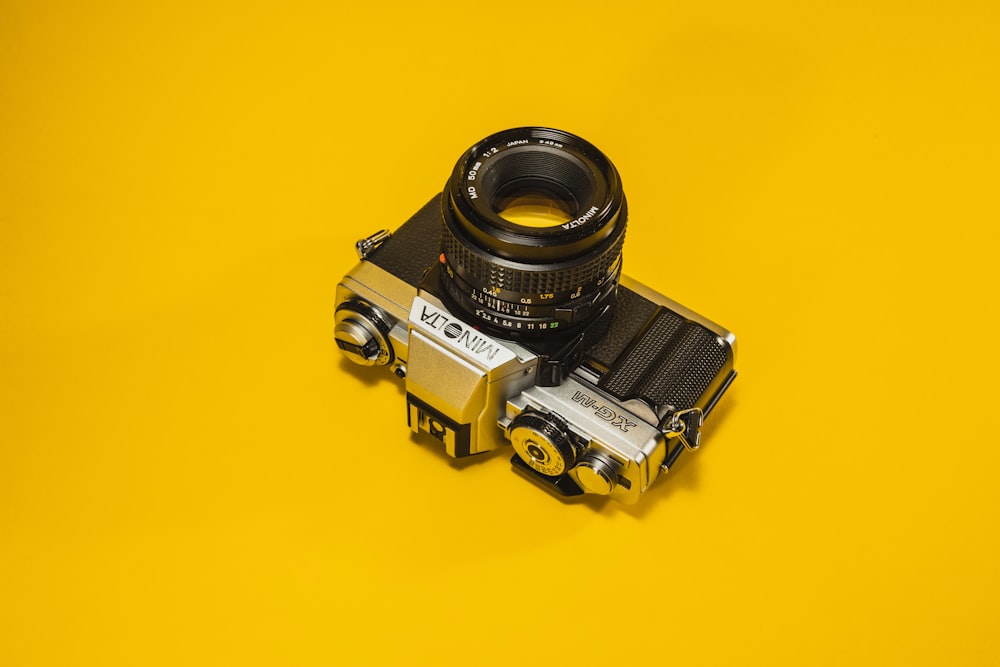 schwarze und graue DSLR-Kamera