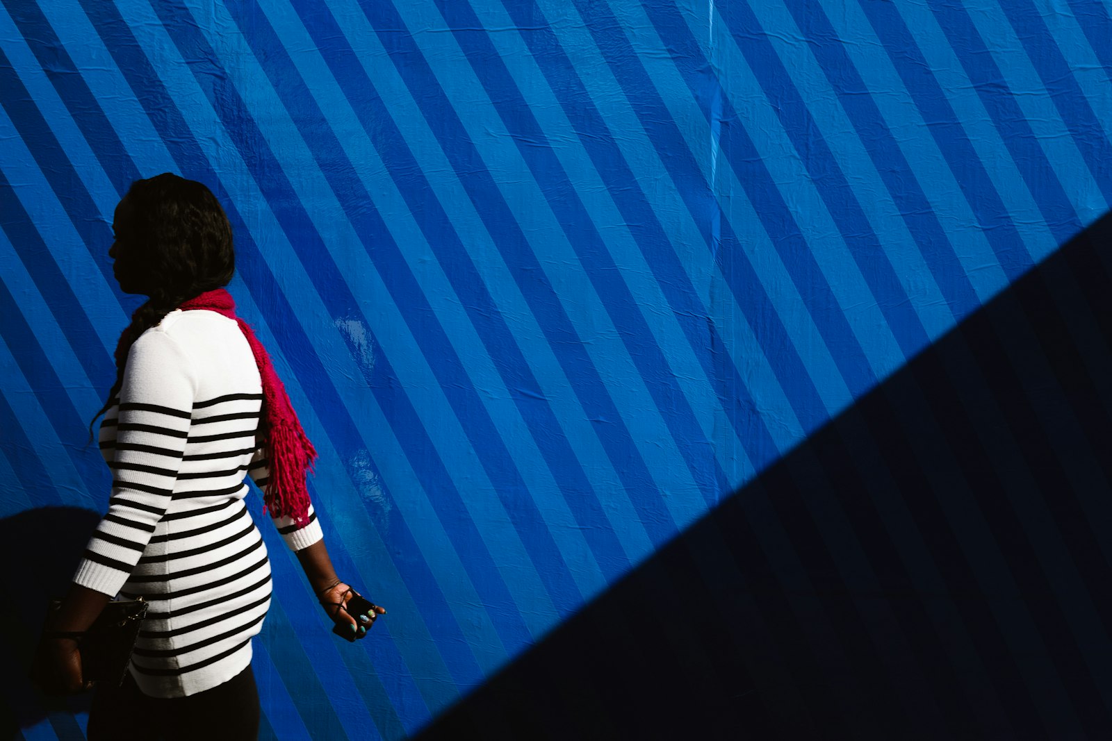 Canon EOS 5D Mark IV sample photo. Woman walking near blue photography
