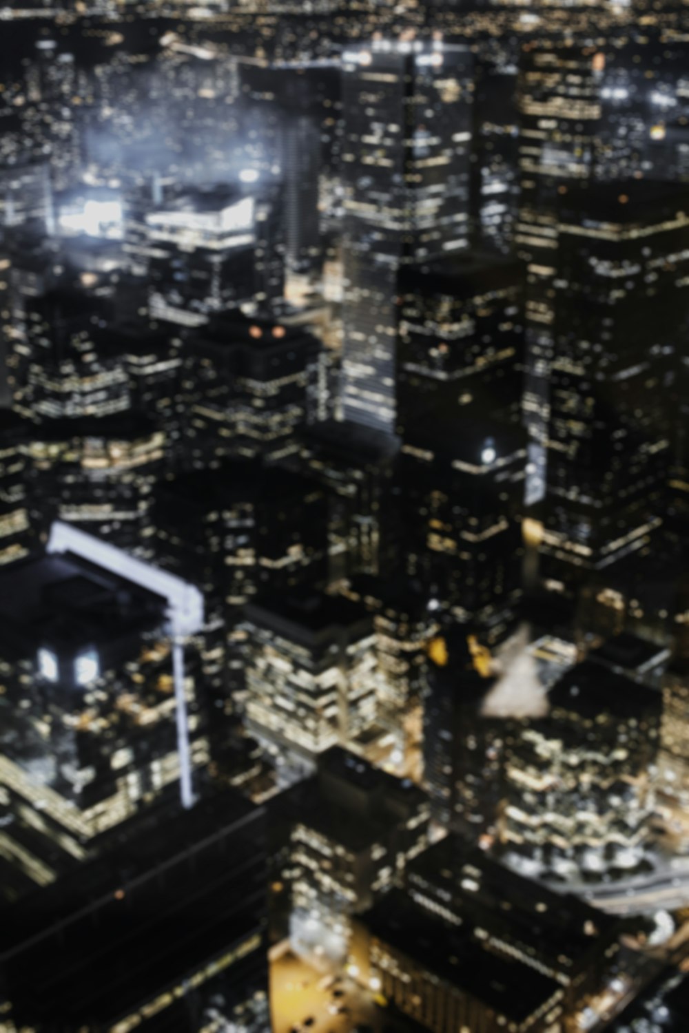 夜間の市街地の航空写真