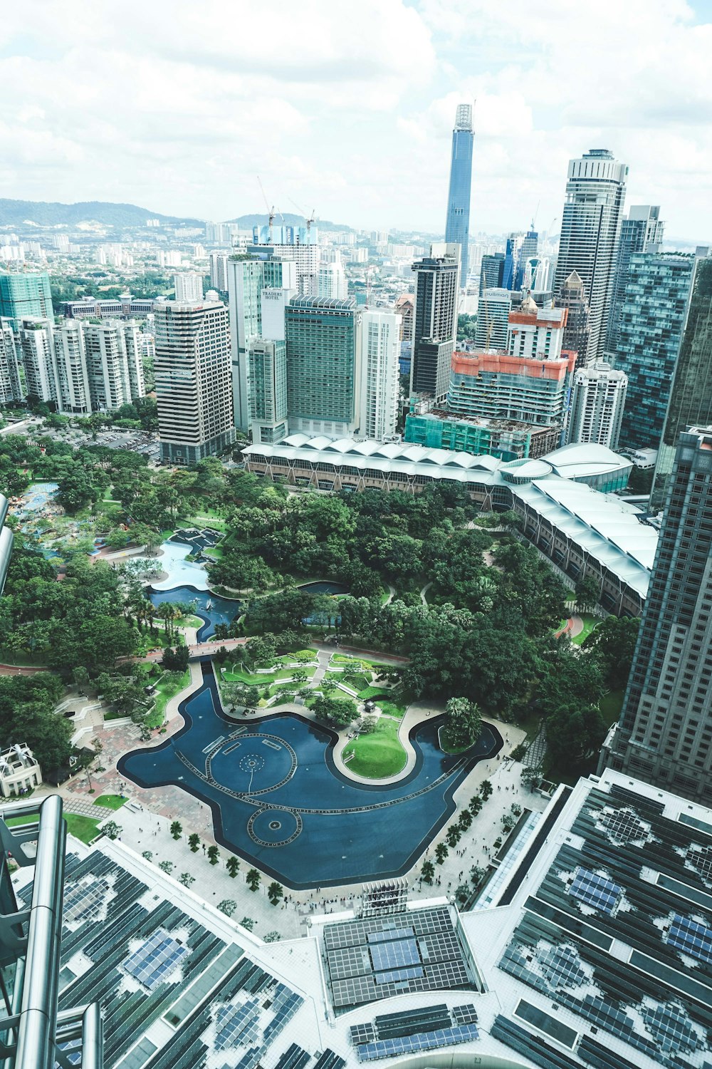 fotografia aérea de edifícios perto do parque