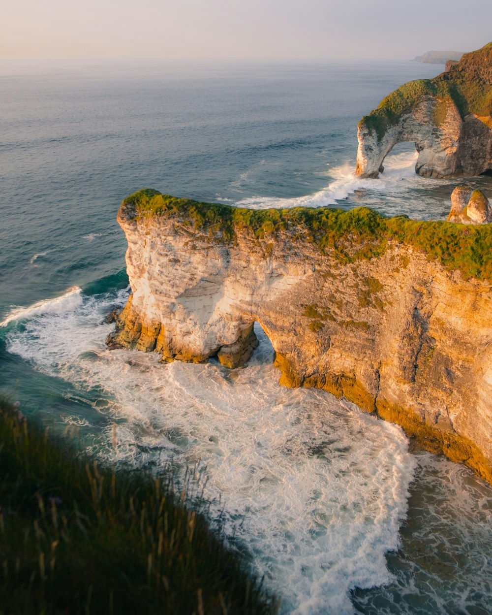 Luftaufnahme der Klippe neben dem Gewässer bei Tag