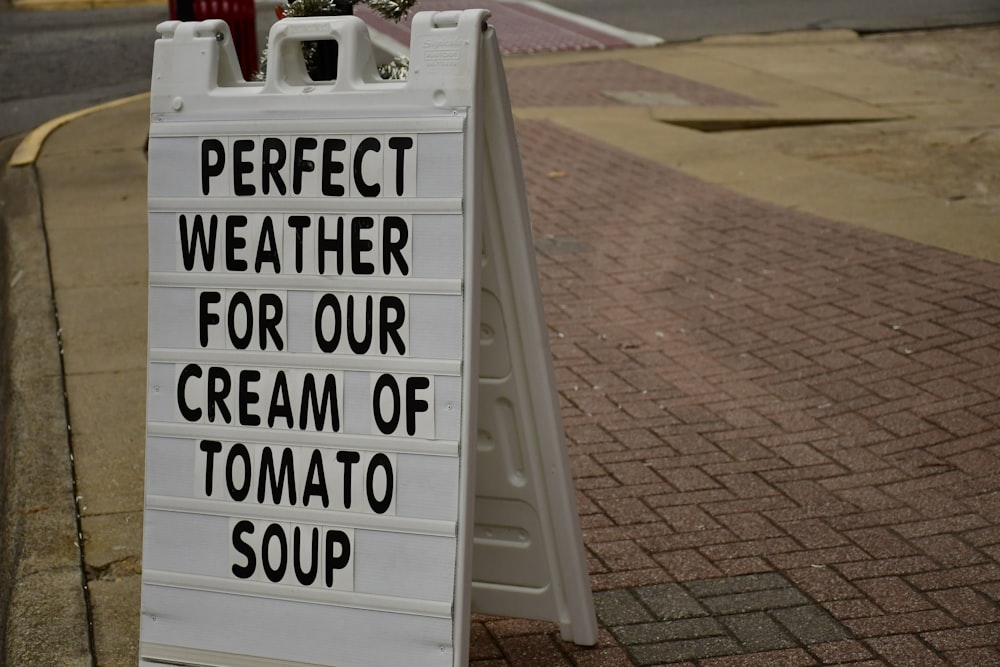 Perfektes Wetter für unseren Tomatencremesuppen-Text auf braunem Ziegelpflaster