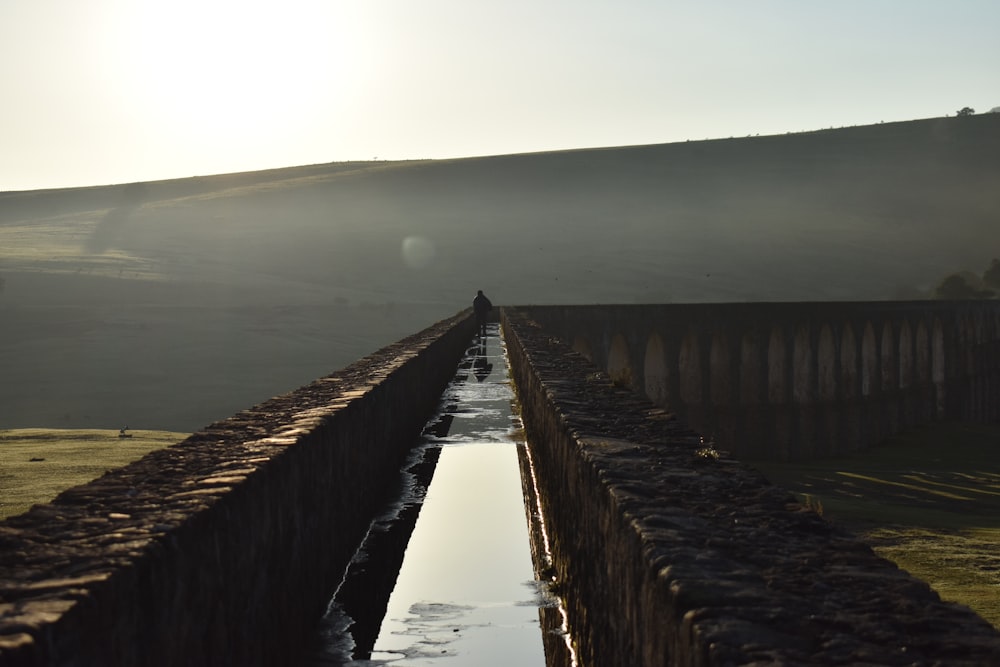 uomo su muro di cemento