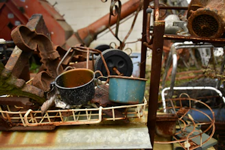 blue metal cup on tray iGarden Scrap spot, Kurtovo Konaren a