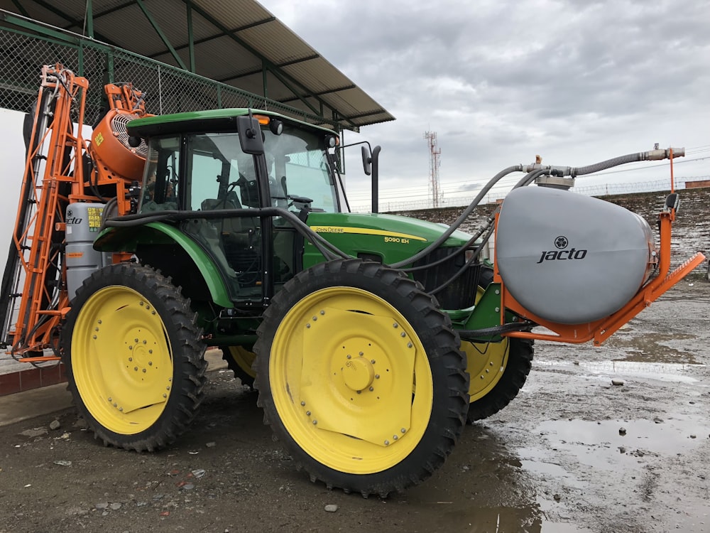 tracteur vert sous un ciel gris pendant la journée