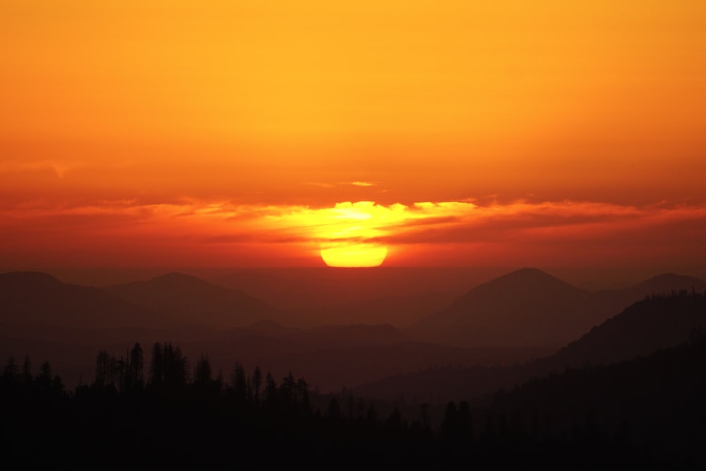 地平線に沈む夕日