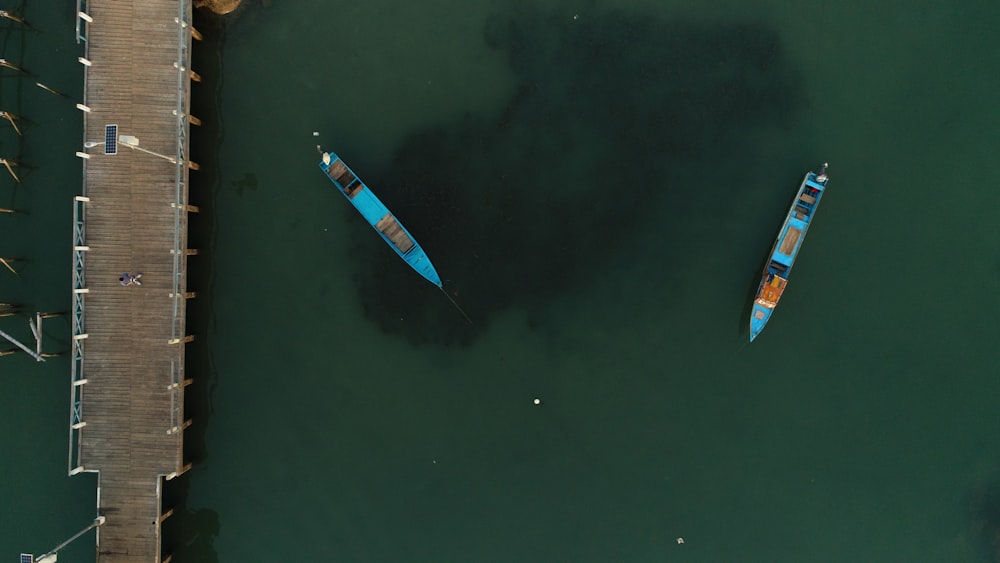 foto aerea della barca sullo specchio d'acqua