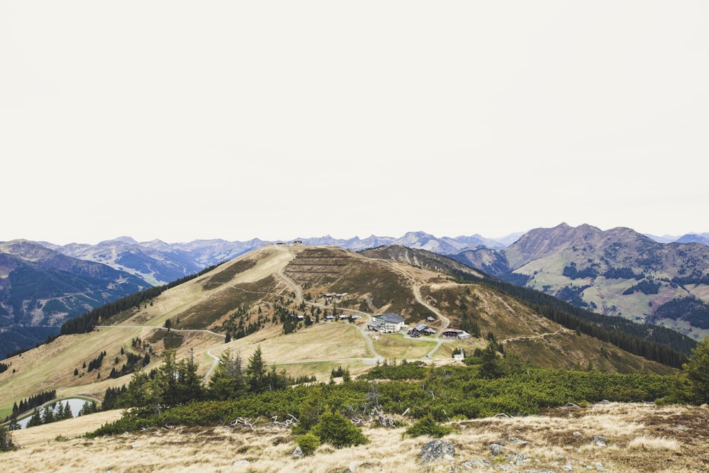 Bâtiments et routes sur la montagne pendant la journée